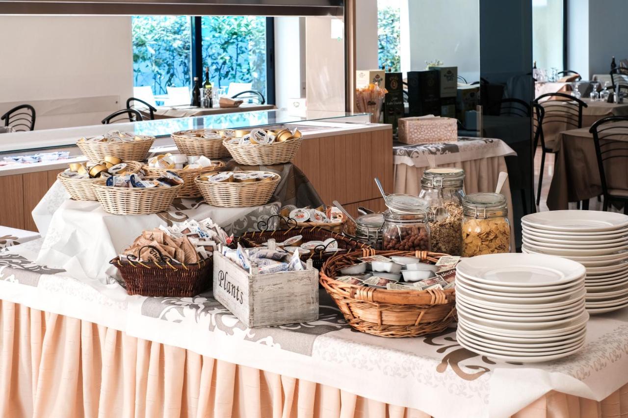 Hotel Thea เบลลาเรีย-อีเจอา มารีนา ภายนอก รูปภาพ